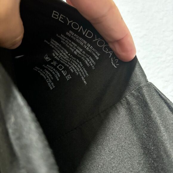 NWT Beyond Yoga Womens Cellphone Zipper Pockets Infinity Scarf Black Lightweight - Picture 9 of 10